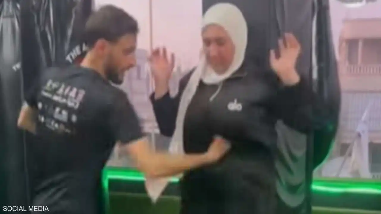 فيديو مدرب يوجه لكمات قوية لفتيات يثير جدلاً واسعاً في لبنان الآن